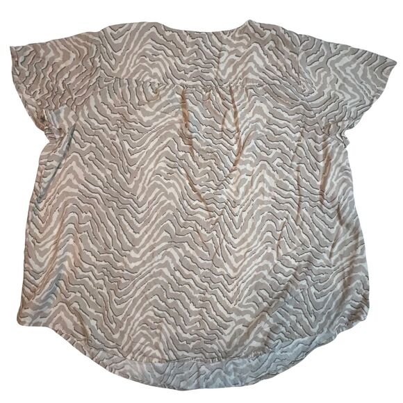 Torrid Blouse Womens 1X Zebra Print All Over Boho Funky Shirt Relaxed V Neck Top - Picture 6 of 10